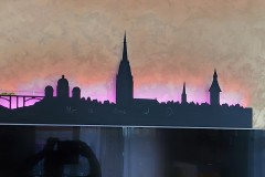 Skyline Bern ausgesägt mit LED Licht und Wandtafelfarbe